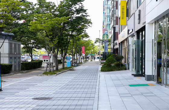 An empty street in Seo District, Gwangju, on Monday, where there has been a cluster of recent Covid-19 cases. [JANG JEONG-PIL]