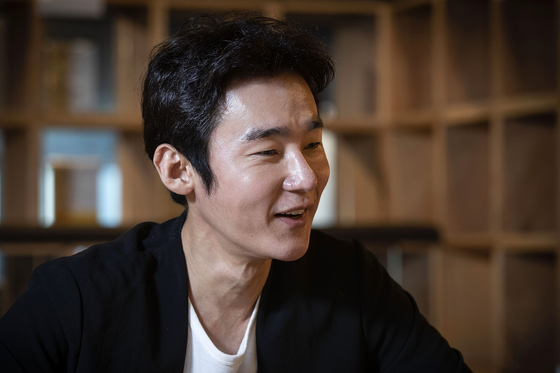 Author Heo Ji-woong talks about his book and his fight against cancer. [JANG JIN-YOUNG]