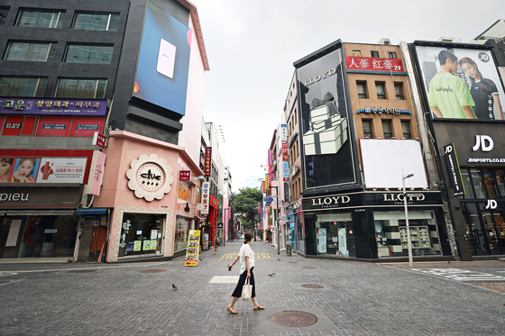 A street in the normally bustling Myeongdong shopping district in central Seoul on Aug. 20. [YONHAP]