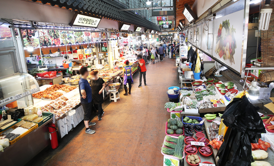 A traditional market in Suwon, Gyeonggi, is emptier than usual on Monday after the government raised its social distancing guidelines to Level 2 in its three-tiered system on Sunday. [YONHAP]