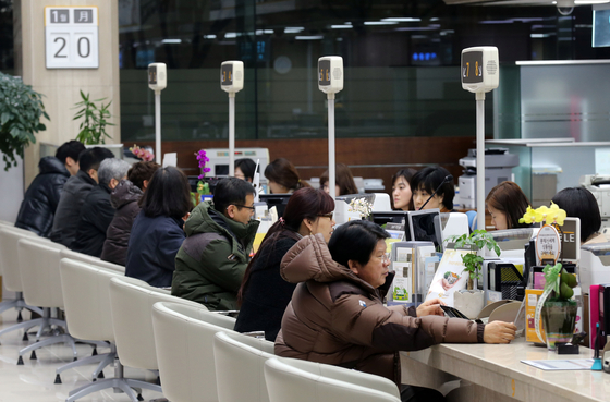 Most financial tasks at brick-and-mortar banks used to be done by bank tellers. [JOONGANG ILBO]