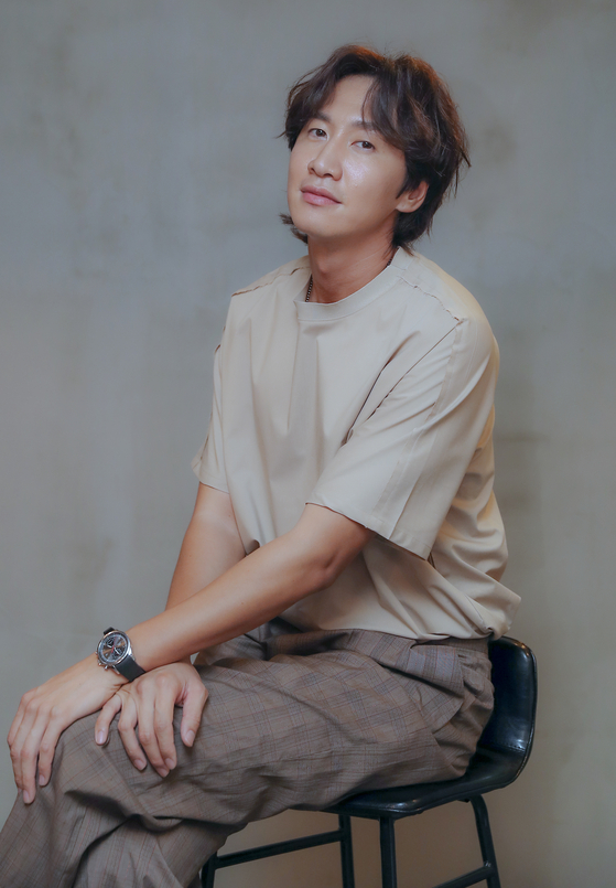 Actor Lee Kwang-soo received the best supporting actor from the 56th Baeksang Arts Awards held in June with his portrayal of Dong-gu in the 2019 film ’Inseparable Bros.“ It was the first acting awards he ever got since his debut in 2008.  [LGAN SPORTS]