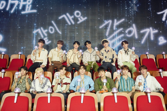 Boy band Seventeen holds an online meet-and-greet with fans on Sunday. [PLEDIS ENTERTAINMENT]