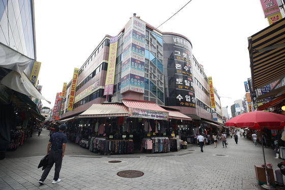 Namdaemun Maket in Jung District, central Seoul, sits nearly empty Monday. [YONHAP]