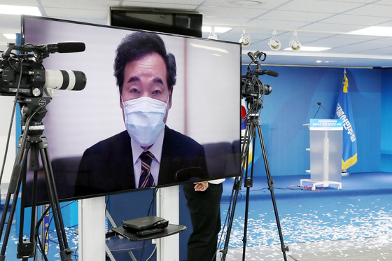Rep. Lee Nak-yon accepts the chairmanship of the ruling Democratic Party (DP) through a remote acceptance speech delivered from his home. Lee won 60.77 percent of the vote in his party's convention held Saturday. [NEWS1] 