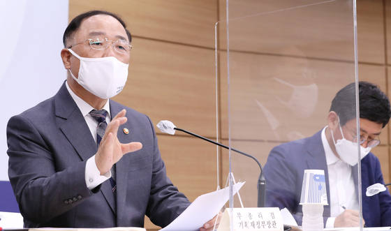Finance Minister Hong Nam-ki holds a press briefing on the 2021 government budget at the government complex in Sejong on Aug. 27. [YONHAP]