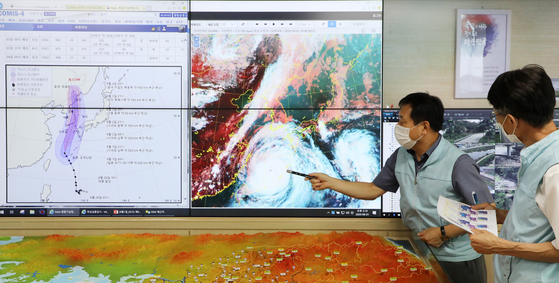 Weathermen from the Korea Meteorological Administration (KMA) on Tuesday examine the moving path of Typhoon Maysak, which is expected to make landfall near Busan on Wednesday, pass over the peninsula, then taper off in the East Sea on Friday morning.  [NEWS1]