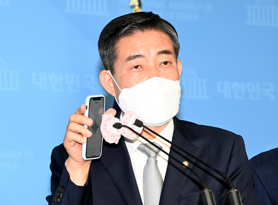 Rep. Shin Won-sik of the United Future Party (UFP), which later changed its name to the People Power Party (PPP), holds a press conference at the National Assembly on Wednesday.  [YONHAP] 