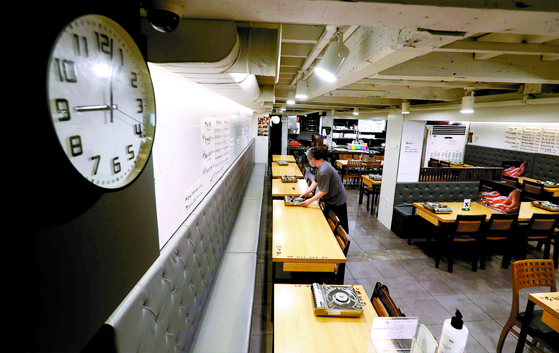 Restaurants in Seoul cannot serve food and drinks inside their establishments after 9 p.m. They can only do delivery and takeouts. [KIM SANG-SEON]