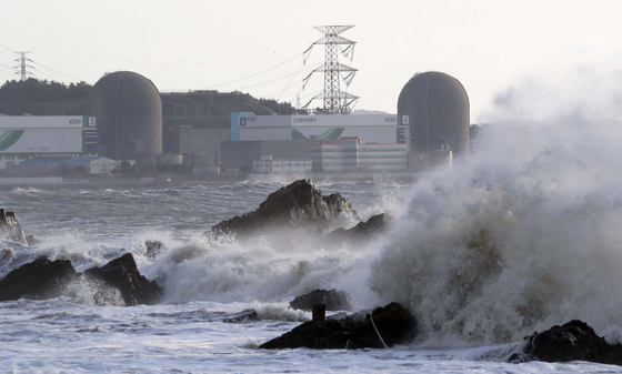 The Kori nuclear power plants in Busan are seen on Wednesday as intense waves brought on by Typhoon Maysak batter nearby shores. Four of the power plants were temporarily shut down due to the storm. [YONHAP]