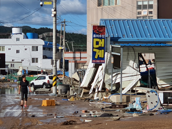 A building stands damaged in Gyeongju, North Gyeongsang, in the aftermath of Typhoon Maysak on Thursday. [YONHAP]