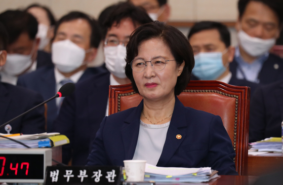  In a Q. and A. session at the Legislation and Judiciary Committee meeting in the National Assembly on July 27, Justice Minister Choo Mi-ae sneered, ’You’re writing a novel!“ when an opposition lawmaker raised the issue of favoritism for excess sick leave for her son during his military service three years ago. [OH JONG-TAEK]