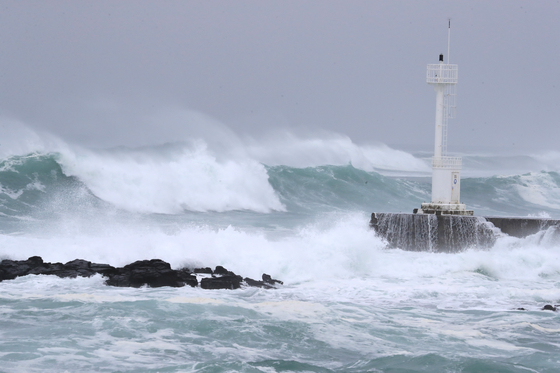 Fierce waves batter the coast of Seogwipo, Jeju, on Sunday as Typhoon Haishen makes its way northwards into the East Sea. [YONHAP]