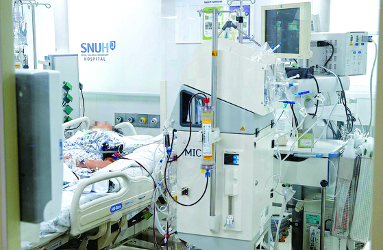 A patient in an I.C.U. unit of Seoul National University Hospital in central Seoul in this file photo in 2018. [JOONGANG ILBO]