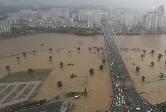 Flooding along the banks of the Taehwa River in Ulsan, due to rains brought by Typhoon Haishen on Monday. [YONHAP]