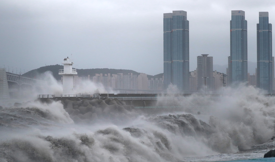 Intense waves brought by Typhoon Haishen batter Busan's Gwanganli Beach on Monday. [YONHAP]