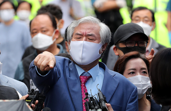 Rev. Jun Kwang-hoon speaks to reporters Monday afternoon outside his home in Seongbuk District, central Seoul, shortly before taking a police vehicle to the Seoul Detention Center. [NEWS1] 