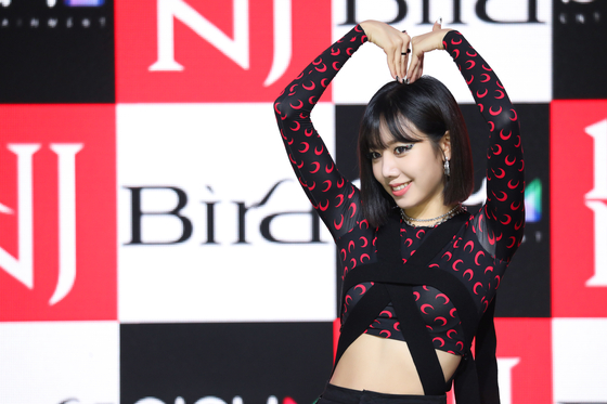 Kim Nam-joo poses for photos during her online showcase for "Bird" on Monday afternoon. [PLAY M ENTERTAINMENT]