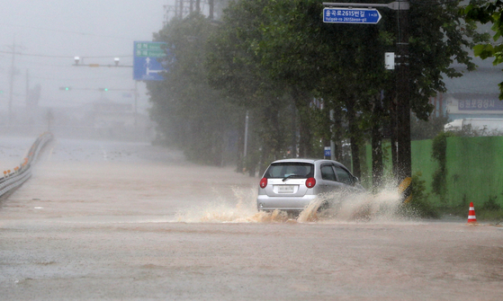 A car swerves on the road in Gangneung, Gangwon, on Monday. The area was hit by intense rains measuring up to 400 millimeters (15.7 inches) due to Typhoon Haishen. [YONHAP]