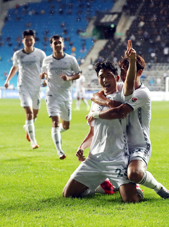 Seongnam FC forward Na Sang-ho, front, celebrates after scoring his second goal during a match against Incheon United at Incheon Football Stadium on August 9. [YONHAP] 