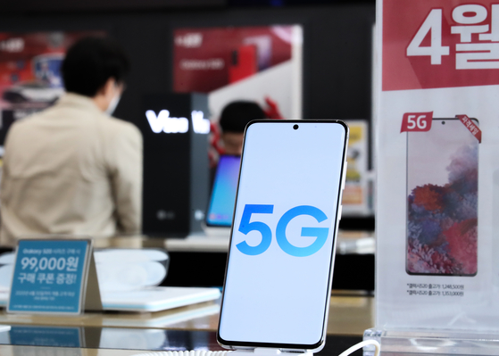Samsung Electronics' 5G smartphone Galaxy S20 is put on display at the KT Square in central Seoul. [YONHAP]