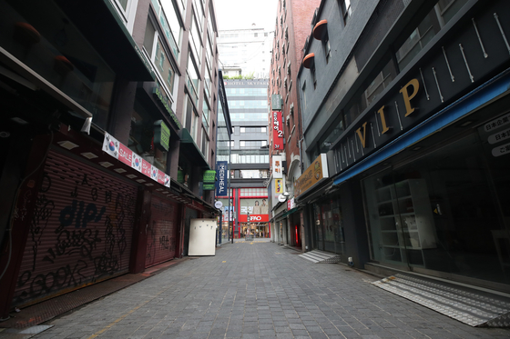 Shops' shutters are closed in the once-popular tourist destination in Myeong-dong, central Seoul, on Aug. 31 as many of the small businesses are struggling to make ends meet amid the resurgence of the coronavirus. [YONHAP]