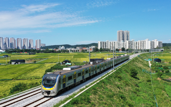 A subway train runs between Suwon Station and Ansan Station, both in Gyeonggi, on Tuesday. The 19.94-kilometer (12.4-mile) stretch of the Suin Line has not been used since the line was closed in 1995. A section between Songdo, Incheon and Oido Island in Siheung was partially opened in June 2012, while a 7.6-kilometer section between Incheon and Songdo reopened in February 2016. [YONHAP]