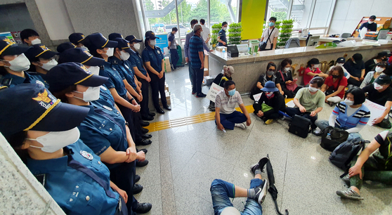 Owners of coin noraebang, or booth-type singing rooms, in Daejeon stage a protest at the Daejeon Metropolitan City Hall on Thursday. The association of coin noraebang owners demanded that the government lift the designation of coin noraebang as high-risk facilities, while also requesting financial solutions for issues regarding rent payments. [KIM SEONG-TAE]