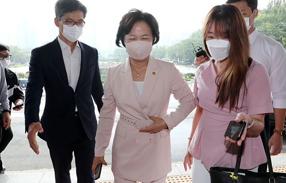 Justice Minister Choo Mi-ae, center, is hounded by reporters as she goes to work at the ministry on Thursday. [YONHAP]