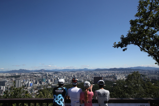 People appreciate the clear weather on Mount Namsan in Seoul on Sunday.  [WOO SANG-JO]