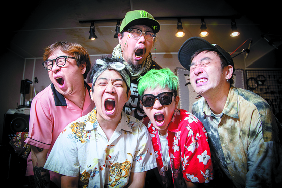 Marking the 25th anniversary of its debut, punk rock band Crying Nut recently released a special album. [JANG JIN-YOUNG]