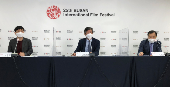 From left, festival programmer Nam Dong-chul, chairman of the festival’s board of directors Lee Yong-kwan and executive director Jeon Yang-jun participated at an online press event to explain about the two-week postponement of the 25th Busan International Film Festival (BIFF) on Monday. [BIFF] 