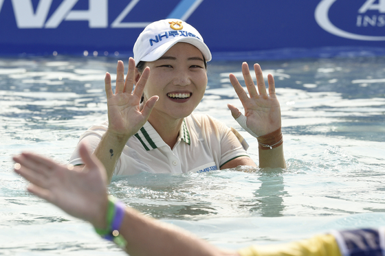Lee Mi-rim takes the traditional dip in Poppie’s Pond to celebrate winning the 2020 ANA Inspiration golf tournament at Mission Hills Golf Club in Rancho Mirage, California, on Sunday.  See story on Page 7. [REUTERS/YONHAP]