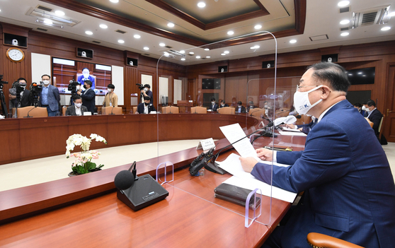 Finance Minister Hong Nam-ki announces government support for SMEs selling products on popular overseas online malls including Amazon at the economic ministers meeting held at the government complex in Seoul on Monday. [YONHAP]