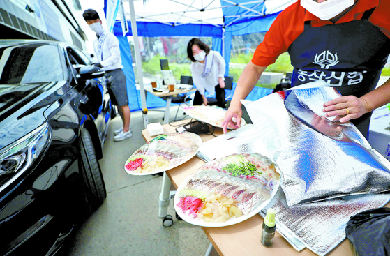 A vehicle lines up at Noryangjin Fisheries Wholesale Market in southern Seoul on Sept. 11 to pick up an order. The market resumed its drive-up service on Sept. 11 after first having adopted it in March. [YONHAP]