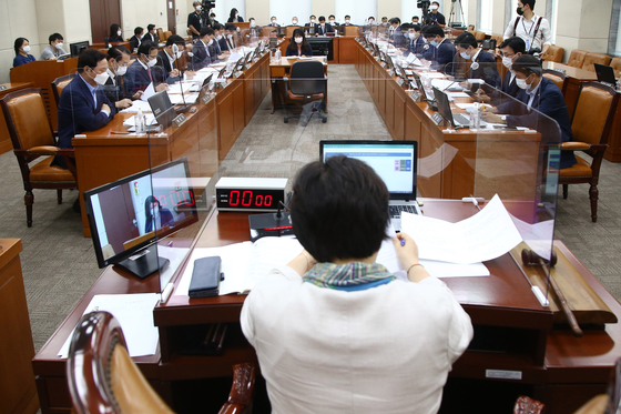 The Public Administration and Security Committee begins deliberations on the government-proposed fourth supplementary budget bill Monday in the National Assembly. [OH JONG-TAEK]