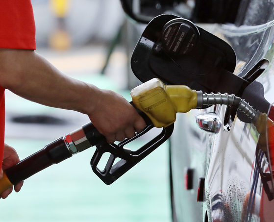 A customer pumps gas at a gas station in Seoul on Aug. 2. Some 70 gas stations in Korea went out of business over the past six months. [NEWS1] 