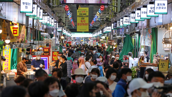 A traditional market in Mapo District, western Seoul, is filled with customers on Tuesday, two weeks ahead of Chuseok, the Korean harvest festival. [YONHAP]