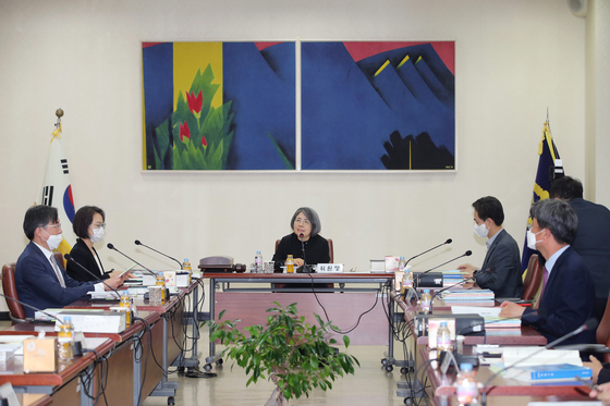 The Sentencing Commission, chaired by Judge Kim Young-ran, center, holds a meeting at the Supreme Court in May. The commission announced new sentencing guidelines on Tuesday for digital sex crimes that toughen jail sentences for crimes involving minors. [YONHAP]