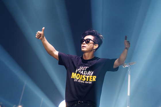 Singer-songwriter Lee Seung-hwan, often dubbed the king of live performance, holds concerts at a small theater in western Seoul. [ILGAN SPORTS]   