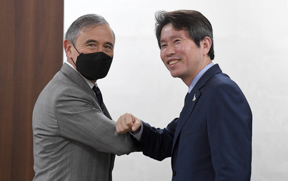 Unification Minister Lee In-young meets U.S. Ambassador Harry Harris at his office in Seoul on Aug. 18. Lee said that Korea-U.S. relations should be changed to an alliance of peace. [KIM SANG-SEON]