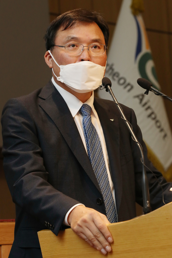 Koo Bon-hwan, president of Incheon International Airport, on Wednesday speaks at a press conference at the company headquarters in Incheon. Koo said that an official at the Ministry of Land, Infrastructure and Transport asked him to voluntarily resign in early September, but he was not told the reasons for the order. [YONHAP]
