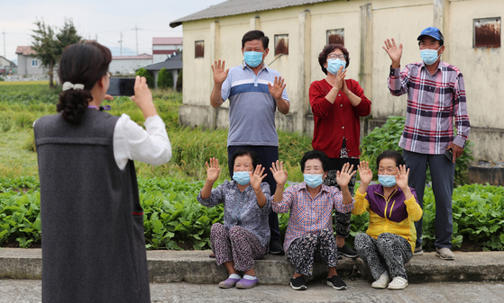 Residents of Sangbang Village in Buryang-myeon, Gimje, North Jeolla, wave for the camera Wednesday as they record videos to send their children for the upcoming Chuseok holidays. Several local government offices across the nation are launching special Chuseok programs to virtually connect residents with their children residing in other areas - and encourage them not to meet in person over Chuseok. [NEWS1]