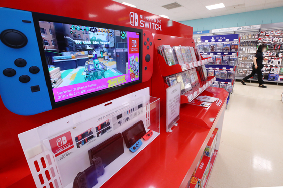 Nintendo Switch consoles are stacked up at a supermarket in Seoul on Thursday. The Nintendo Switch has been enjoying a boost in popularity in Korea during the Covid-19 pandemic. According to its local distributor Daewon Media, the portable game console sold 90,964 units during the second quarter, up 106.4 percent on year. [YONHAP]