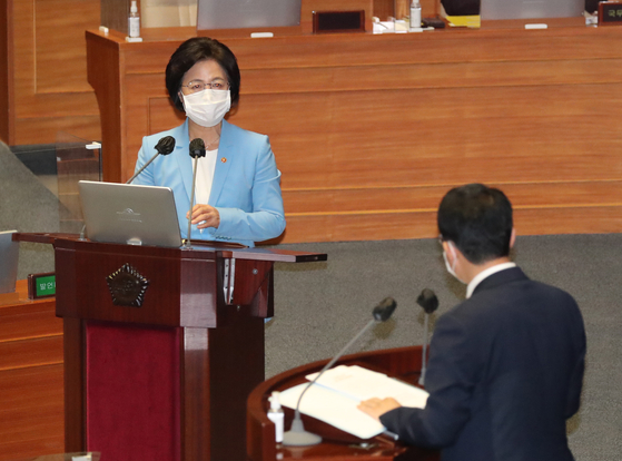Justice Minister Choo Mi-ae, left, answers a question from Rep. Kim Sang-hoon of the People Power Party (PPP) on Thursday at the National Assembly.  [YONHAP] 
