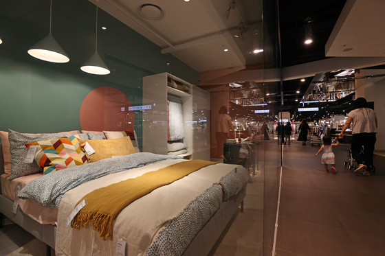 Customers shop for furniture at Hyundai Department Store in Guro District, western Seoul, on Sept. 15. Koreans have begun investing heavily in sleep-related products as Covid-19 leaves them spending more time at home. [YONHAP]
