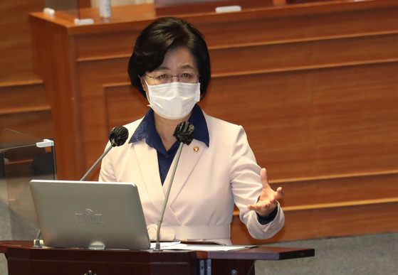  Justice Minster Choo Mi-ae rebuts an opposition lawmaker’s allegations over the alleged special treatment for her son during his military service. [OH JONG-TAEK]
