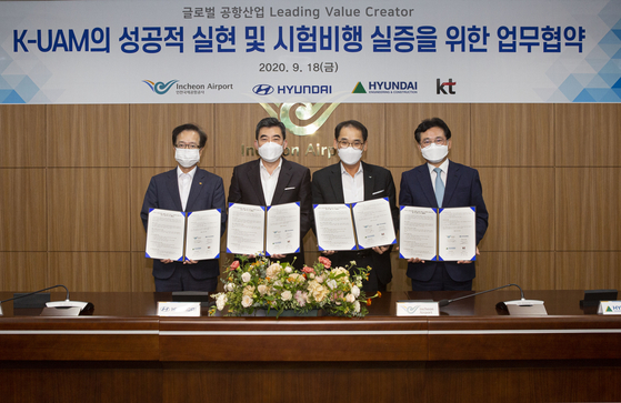From left: KT Vice President Jeon Hong-beom, Hyundai Motor Executive Vice President Shin Jai-won, head of the UAM division, Incheon International Airport Corporation Vice President Baek Jeong-sun, head of passenger services, and Hyundai E&C Vice President Seo Kyung-seok pose at the MOU ceremony held at the airport office in Incheon on Friday. [INCHEON INTERNATIONAL AIRPORT CORPORATION]