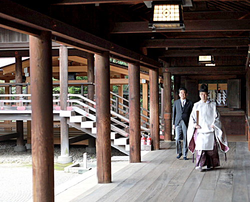 This image, captured from former Japanese Prime Minister Shinzo Abe's Twitter account on Saturday, shows him visiting the Yasukuni Shrine in Tokyo. [YONHAP]