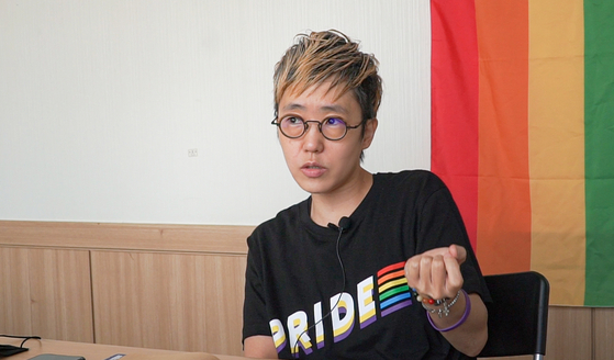 Yang Sun-woo, chairperson of the Seoul Queer Culture Festival Organizing Committee this year, sits down for an interview with the Korea JoongAng Daily prior to the opening of the festival on Sept. 18, sharing thoughts on the festival's 20th anniversary this year. [JEON TAE-GYU]